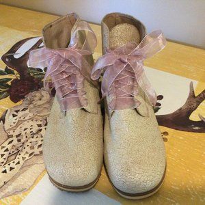 Gee WaWa Beige Tan Crackled Leather Lace Up
